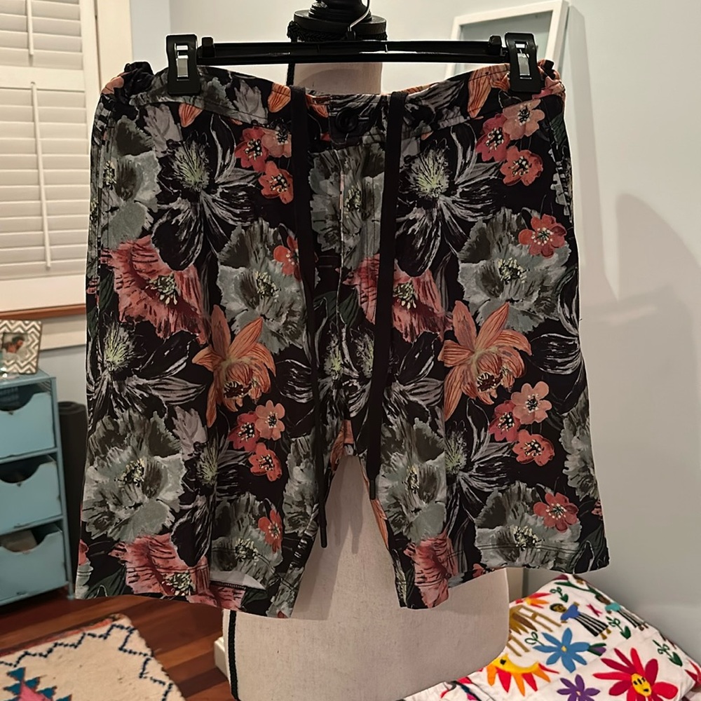 Good man shorts with cinch waist, men’s size small